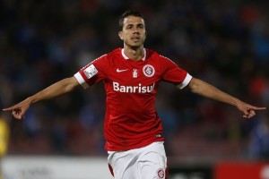 nilmar-comemora-primeiro-gol-do-inter-contra-a-universidad-do-chile-1429234312028_1024x682