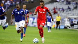 MG - BRASILEIRÃO/CRUZEIRO X INTERNACIONAL  - ESPORTES - O jogador Vitinho, do Internacional, durante partida contra o Cruzeiro, na tarde deste domingo (16), válida pela 19ª rodada do Campeonato Brasileiro Série A, no Estádio Mineirão, em Belo Horizonte (MG). 16/08/2015 - Foto: FERNANDO MICHEL/AGÊNCIA O DIA/AGÊNCIA O DIA/ESTADÃO CONTEÚDO