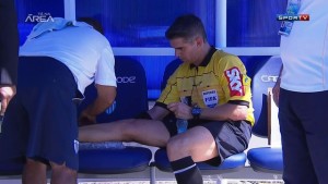 Arbitro se lesiona e é substituido (Imagem:SportV)